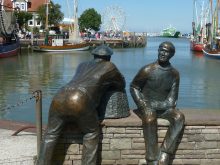 Hafenfreunde im Kutterhafen von Neuharlingersiel nahe dem Ferienhaus Kolks Huus an der Nordsee
