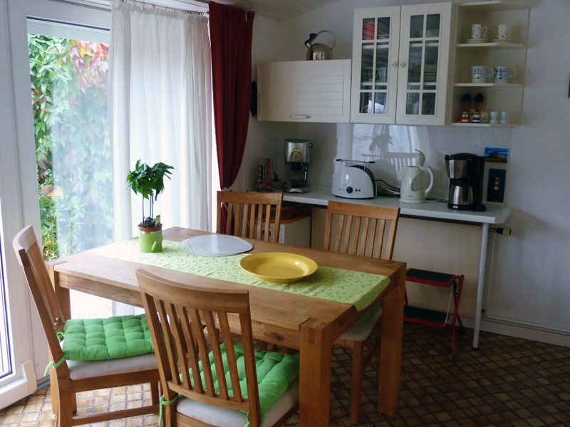 Preise sind günstig für den modernen Bungalow mit zwei Schlafzimmern und zwei Bädern für 4 Personen im Ferienhaus Kolks in Neuharlingersiel an der Nordsee