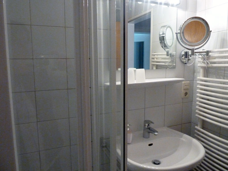 Badezimmer mit Fön und Handtuchheizung im Ferienhaus Kolks in Neuharlingersiel